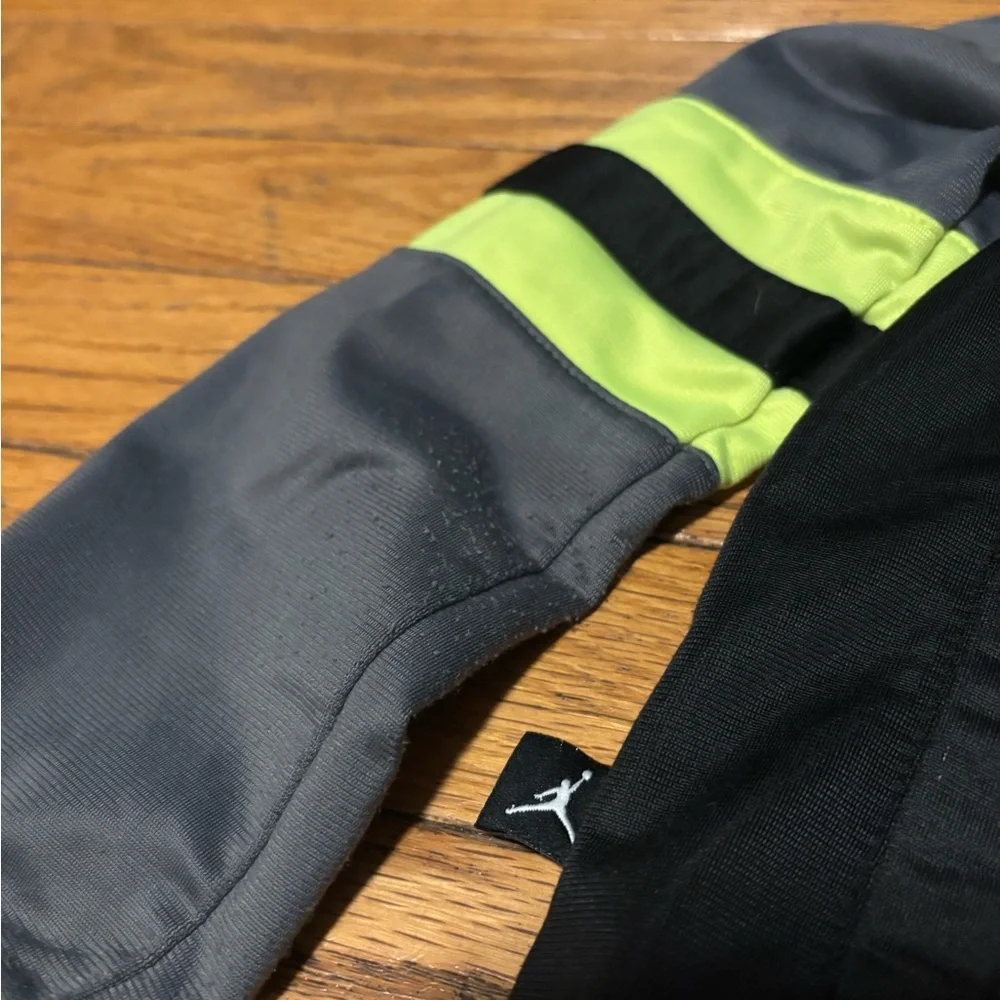 Nike Jordan tracksuit. Zipper log sleeves  top and pants.  size 3T. - Picture 7 of 7